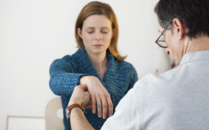 En quoi une formation à l’hypnose peut-elle compléter la pratique de la thérapie brève ?