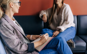 Comment la formation en thérapie brève systémique peut-elle compléter votre approche de psychologue ?