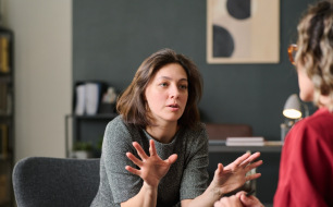 Comment la thérapie brève systémique transforme la relation thérapeutique avec un patient ? Comment la thérapie brève systémique transforme la relation thérapeutique avec un patient ?