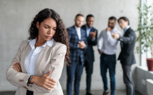 Comment les approches systémiques offrent-elles des solutions concrètes pour prévenir et gérer le harcèlement au travail ?