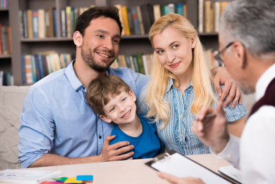 Famille qui suit une thérapie chez un thérapeute spécialisé