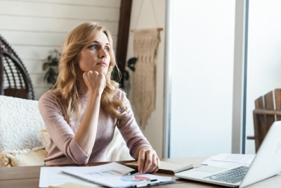 Femme qui réfléchit à quelle formation suivre